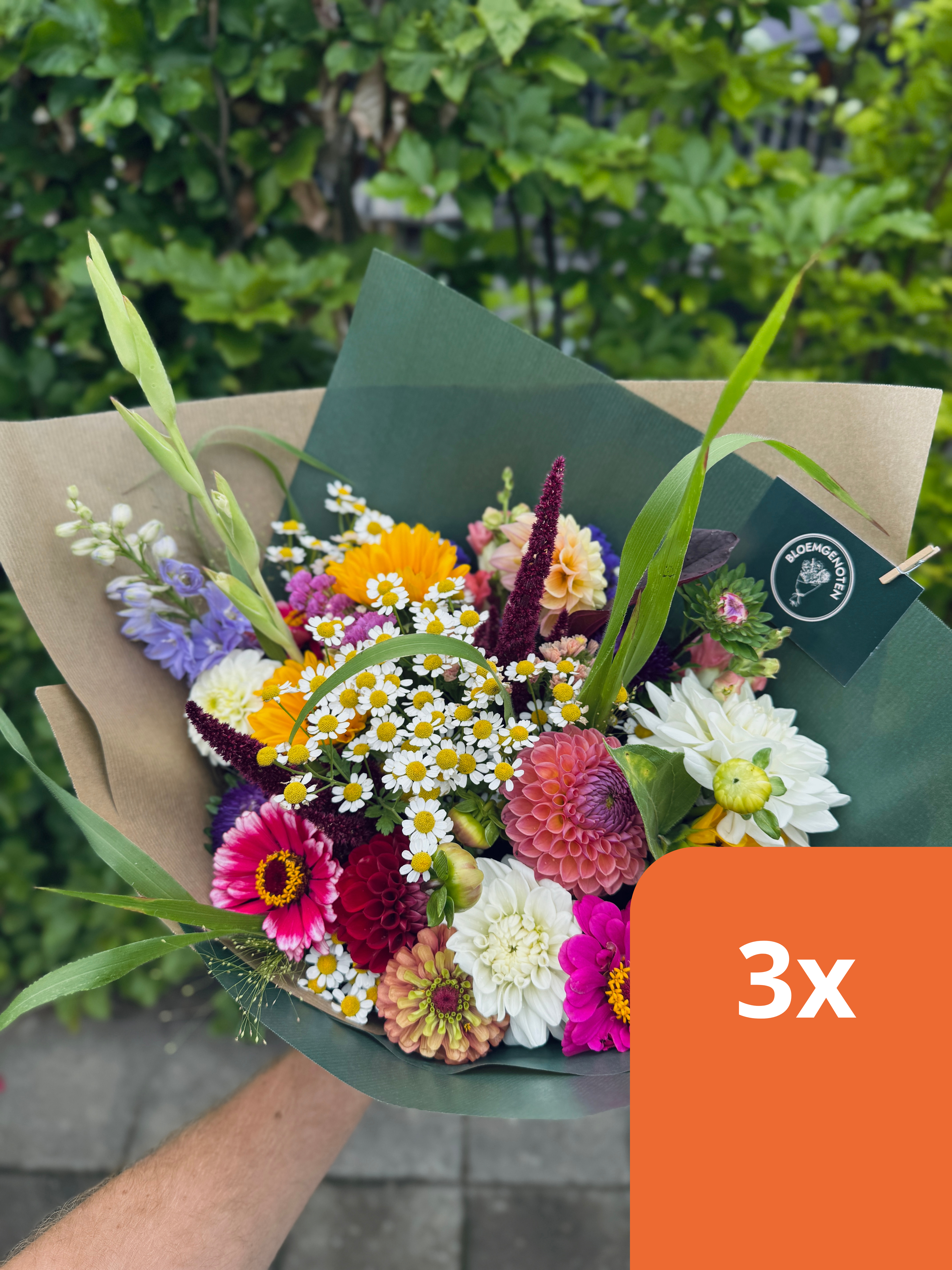 Kleurrijk boeket met verse seizoensbloemen in verschillende tinten roze, geel en paars.