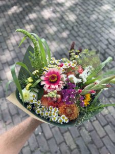 Natuurlijk samengesteld boeket met seizoensbloemen en siergroen.
