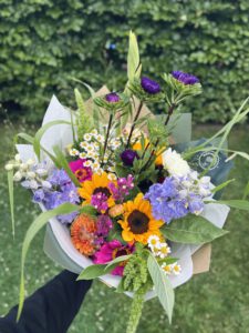 Luxe boeket met oranje en paarse bloemen voor een feestelijke gelegenheid.