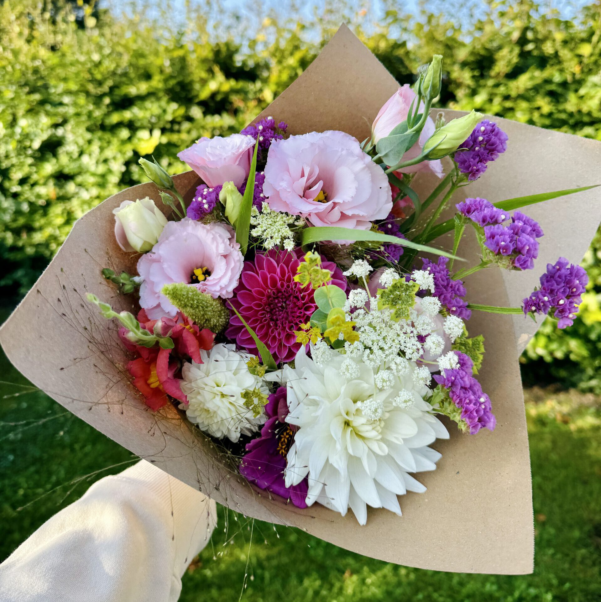 Kleurrijk seizoensboeket bezorgd door Bloemgenoten.