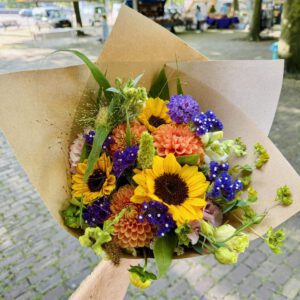 Detailfoto van kleurrijke bloemen in een handgemaakt boeket.