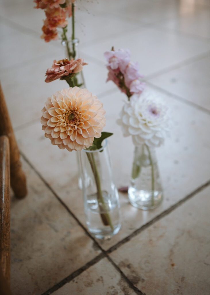 vaasjes met bloemen op bruiloft