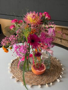 set aan vasjes voor op tafel in de kleuren geel en roze