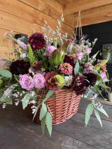 mand vol bloemen