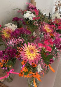Kleurrijke vaasjes met gele en roze bloemen